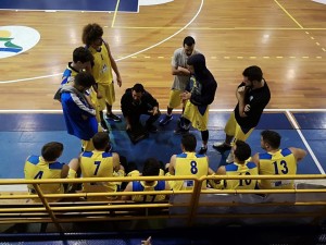 Un time out dell'under 16 guidata da coach Ferrario